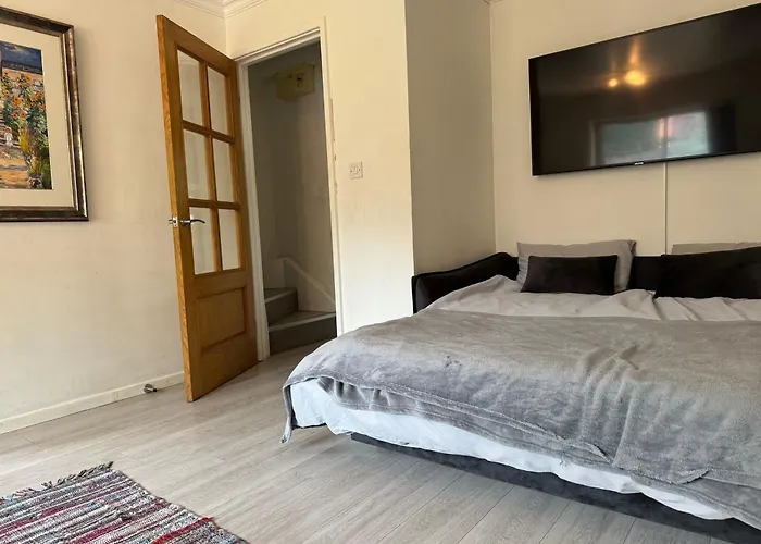 Modern Home, Beautiful Spacious Garden, City Centre Netflix