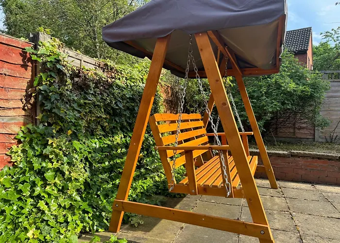 Modern Home, Beautiful Spacious Garden, City Centre Netflix